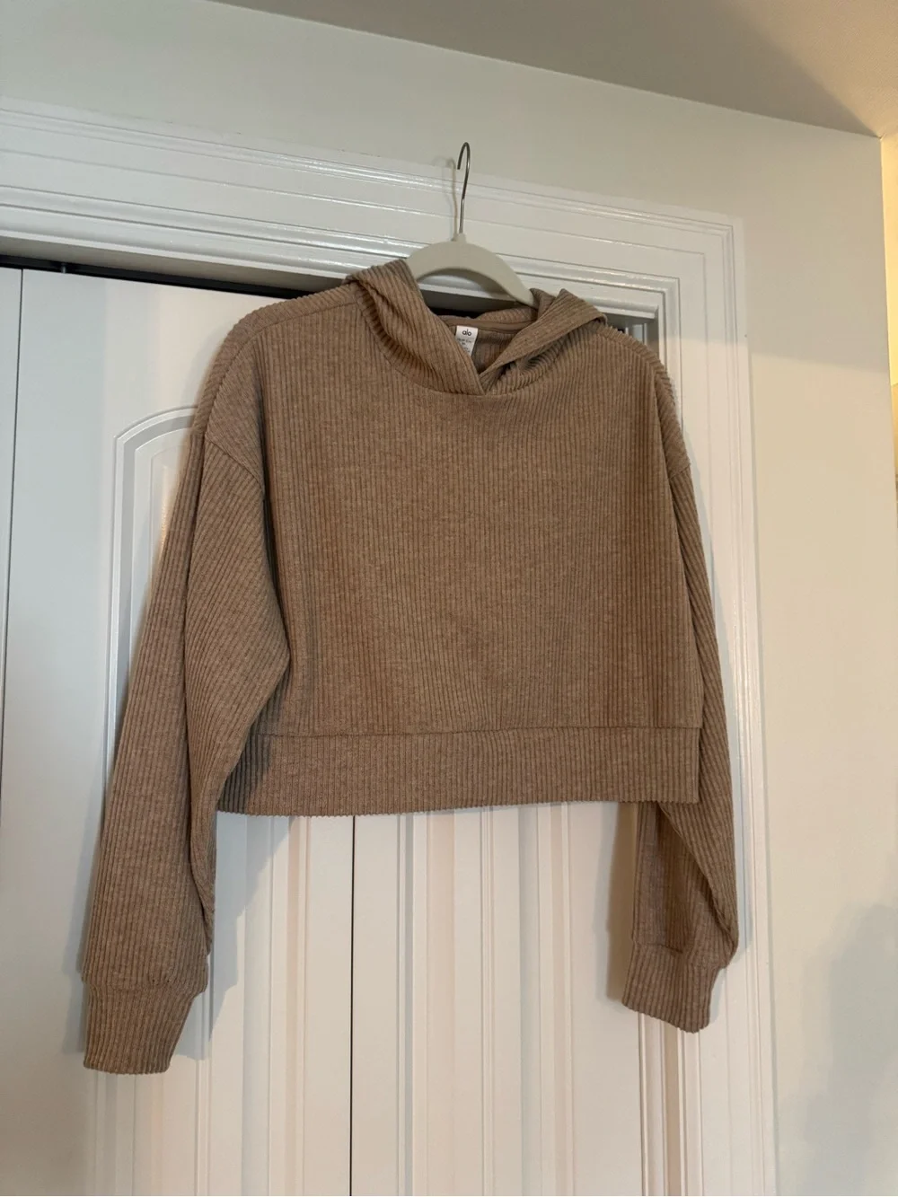 ALO Yoga Muse Cropped Ribbed Hoodie Sweater - Tan